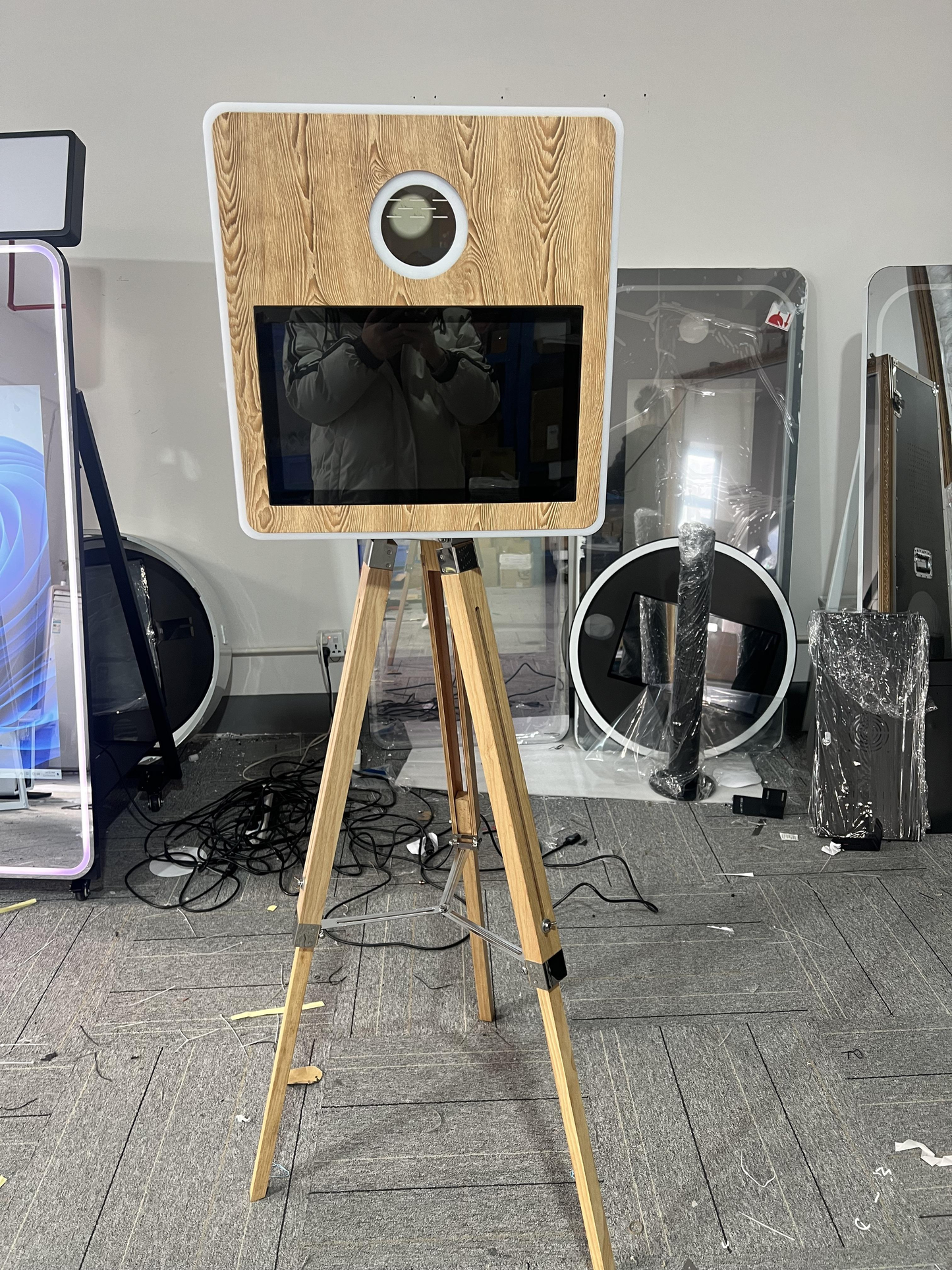 15.6 Inch Screen Wood Paint Color DSLR Camera Photo Booth for Party(Contact to place an order)