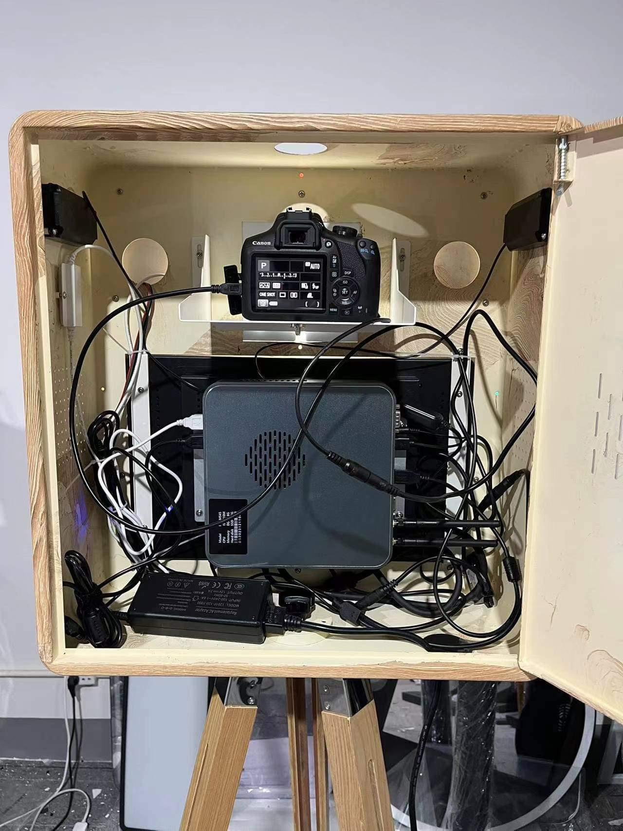 15.6 Inch Screen Wood Paint Color DSLR Camera Photo Booth for Party（Contact to place an order）