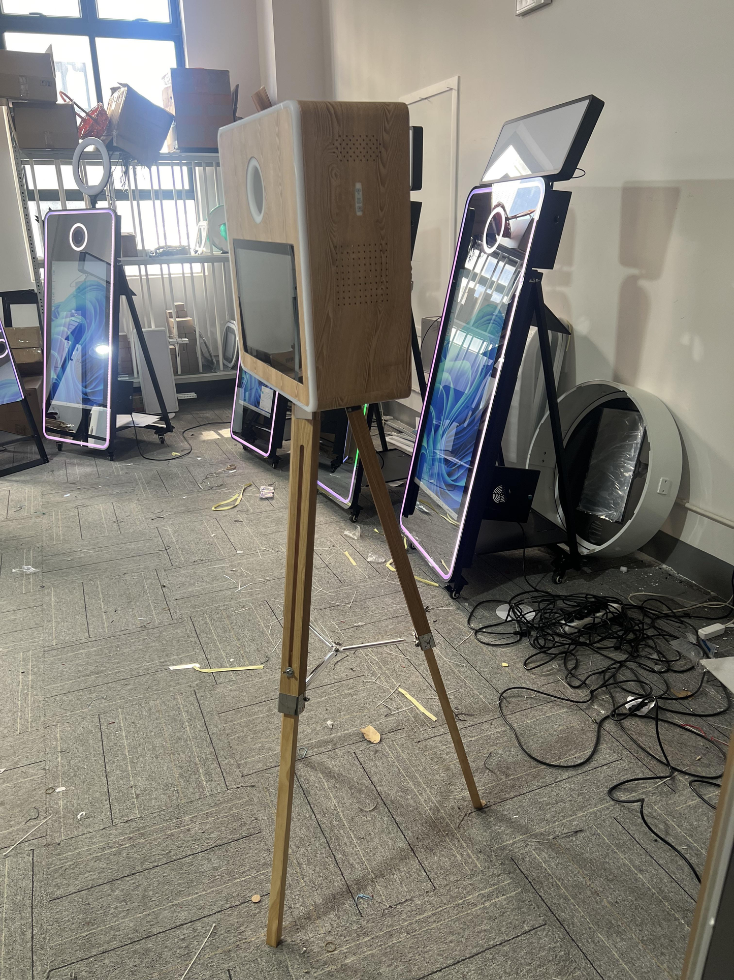 15.6 Inch Screen Wood Paint Color DSLR Camera Photo Booth for Party（Contact to place an order）